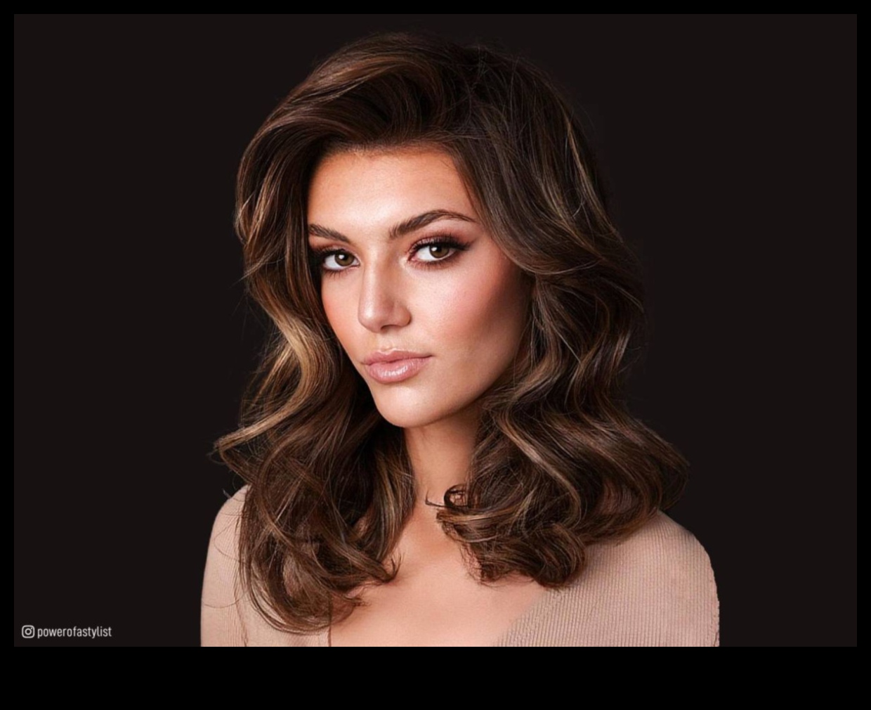 Apjoms un atlēciens: brunešu frizūras ar drāmas pieskārienu