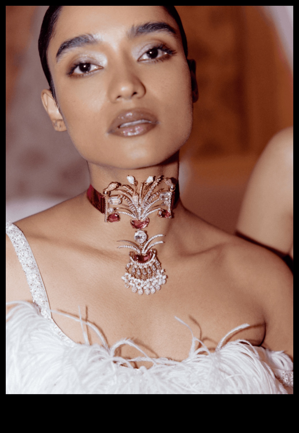 Piepūles Edge: papildiniet savu ansambli ar elegantiem kaklasiksnām