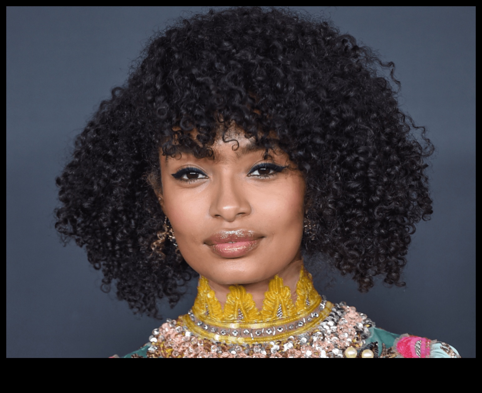 Gluds un elegants Turpinājums: izskata spodrināšana ar īsām frizūrām