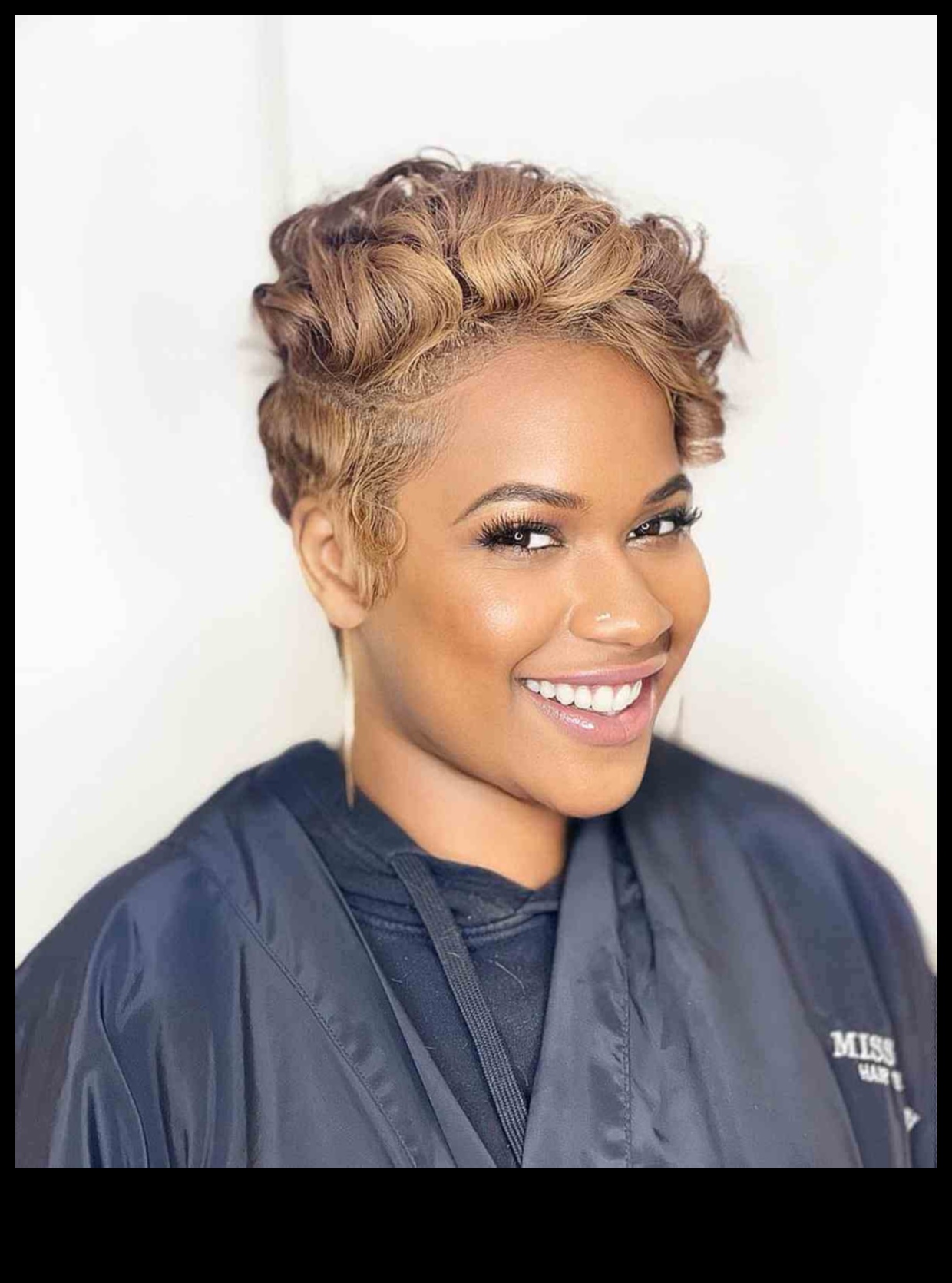 Gluds un elegants Turpinājums: izskata spodrināšana ar īsām frizūrām