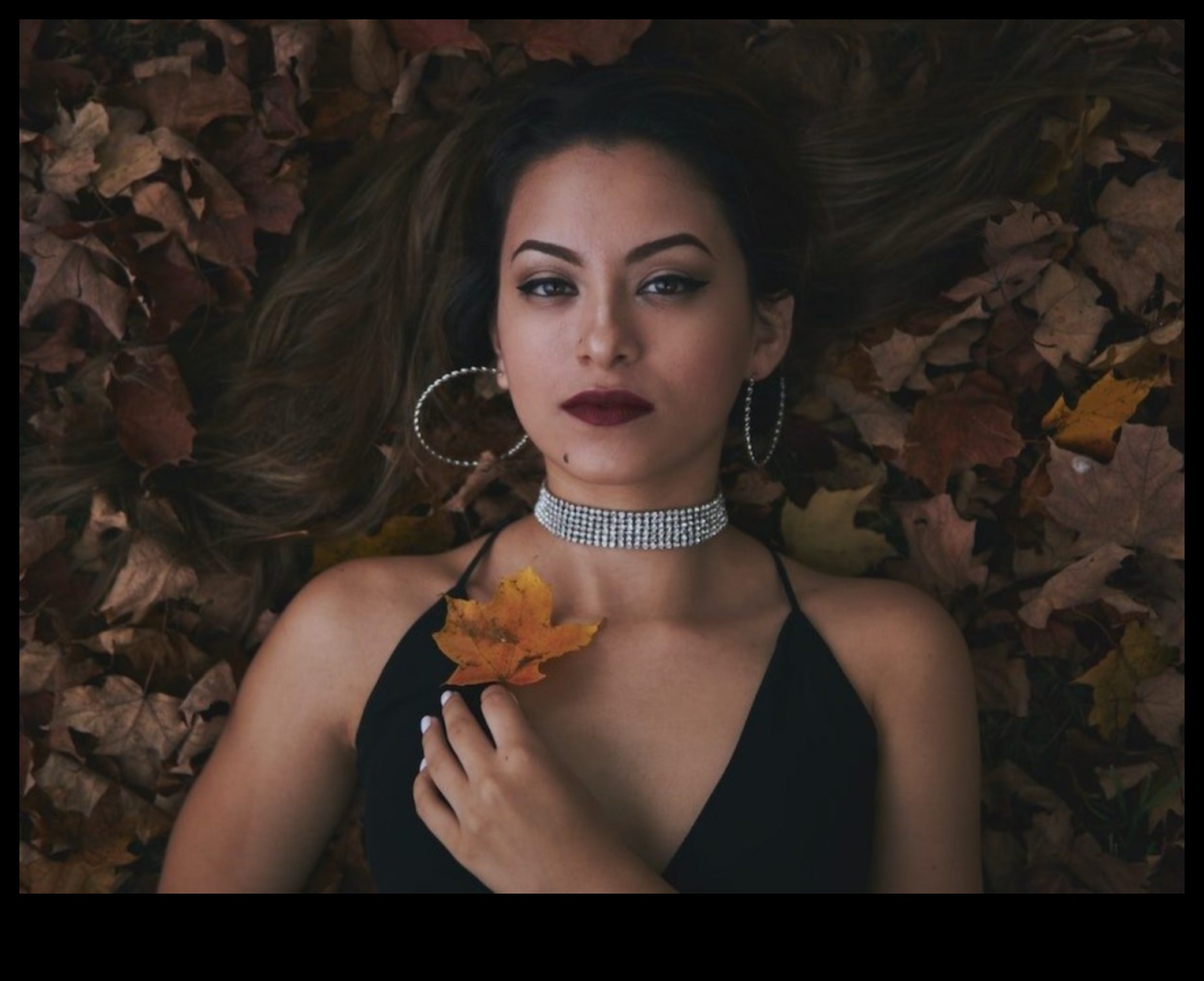 Sīva sievišķība: Spēka apskāviens sievišķīgajā modē