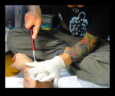 Ārpus pamatiem: stāstu izpēte par vismodernākajām tetovēšanas metodēm