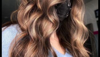 Apjoms un atlēciens: brunešu frizūras ar drāmas pieskārienu