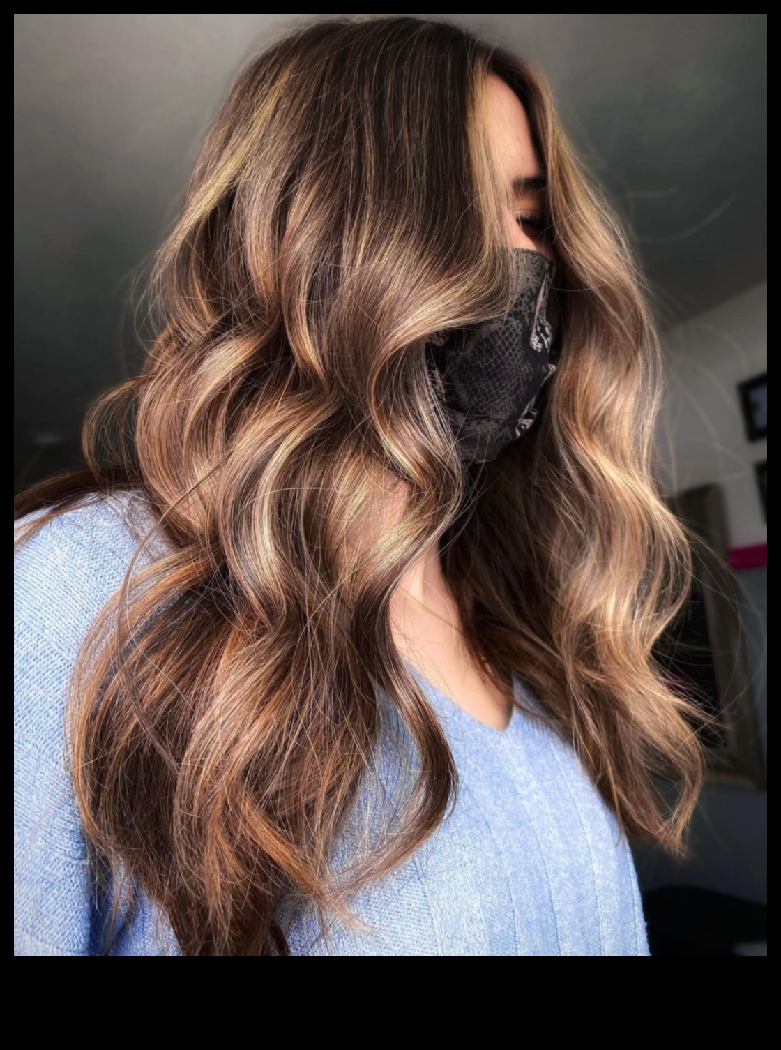 Apjoms un atlēciens: brunešu frizūras ar drāmas pieskārienu