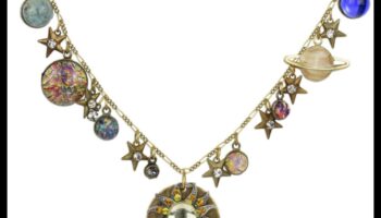 Debesu valdzinājums: izpētiet mūsu kaklarotu kolekcijas debesu skaistumu