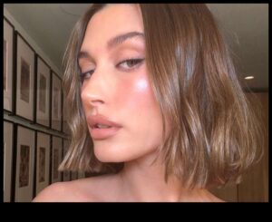 Gluds un elegants Turpinājums: izskata spodrināšana ar īsām frizūrām